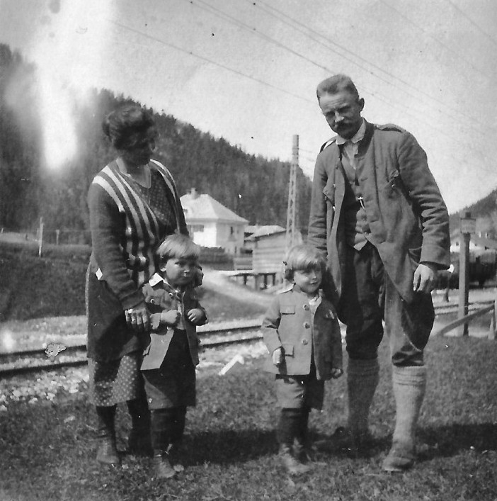ragg 19xx-xx-xx - 3113BAweb - Ragg Albert sen - Frau Katharina - Söhne - in Scharnitz 70 - Fotoalbum 01 - A S01